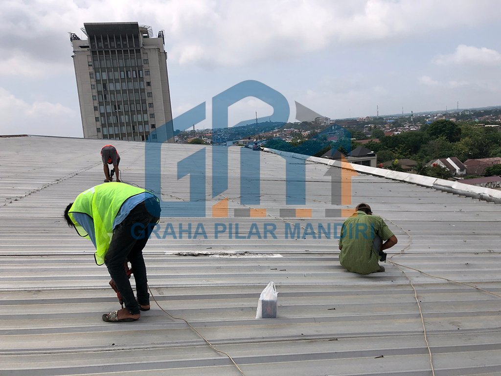 Pekerjaan Perbaikan Atap Bangunan.