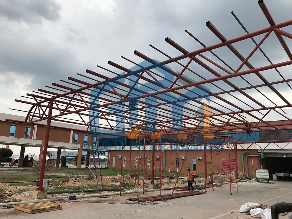 Pekerjaan Pemasangan Atap Angkasa Pura II