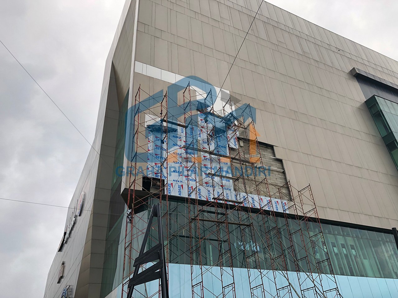 Pekerjaan Perbaikan ACP Facade Gedung.